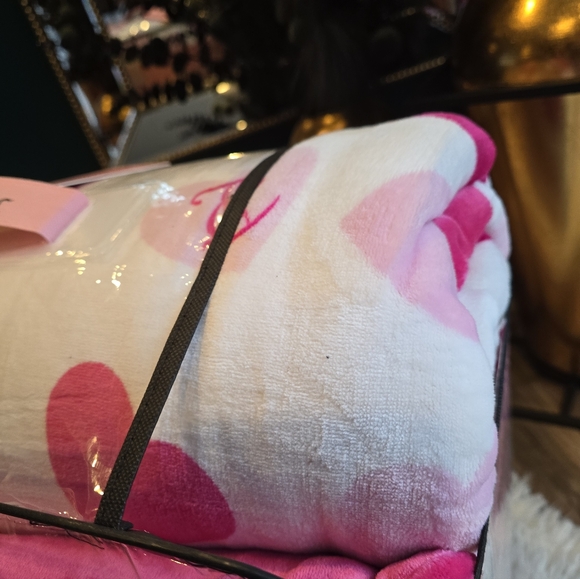 Juicy Couture Queen 5piece Plush Heart bedding set Brand New - Picture 9 of 9